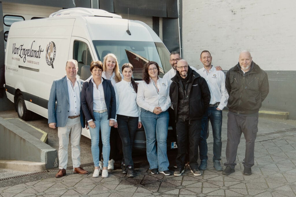 Het team van Van Engelandt bij een koelwagen
